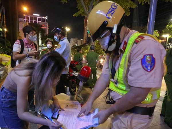 TP.HCM: Tụ tập đông người và không đeo khẩu trang ở phố đi bộ Nguyễn Huệ, thêm nhiều người bị xử phạt