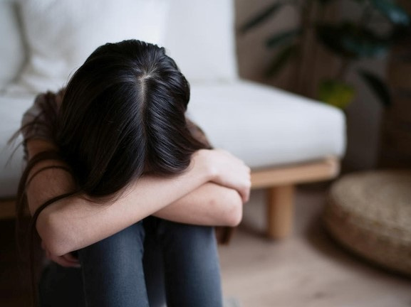 Nữ sinh có biểu hiện lạ, nói 1 câu khiến giáo viên gọi báo cảnh sát còng tay ông bố, phanh phui tội ác từ lời phán của thầy phong thủy