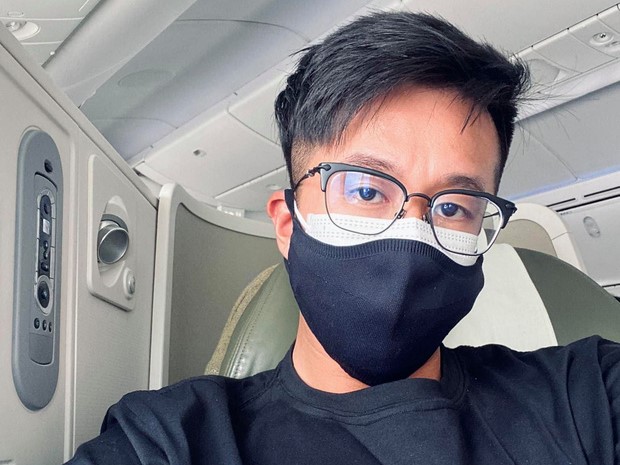 Vừa thấy Matt Liu đăng ảnh trên máy bay, nick Facebook 'Huong Giang' vội vàng vào hỏi: 'Lại ra thăm chị à?'