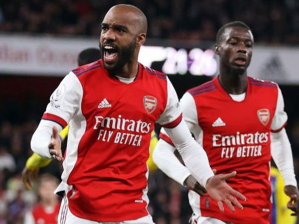 Lacazette giải cứu Arsenal ở phút 90+5