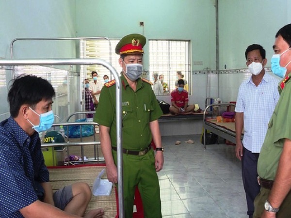Tạm giữ người tấn công 2 công an Bạc Liêu vì bị cách ly 'chồng' cách ly