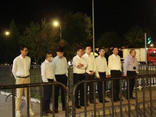 Dàn lãnh đạo hãng hàng không TQ đứng run cầm cập dưới trời 0 độ C vì một bức ảnh nữ tiếp viên