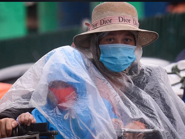 Xót xa mảnh đời mưu sinh trong mưa rét, không dám nghỉ bởi đứa con bại liệt còn nằm ở nhà