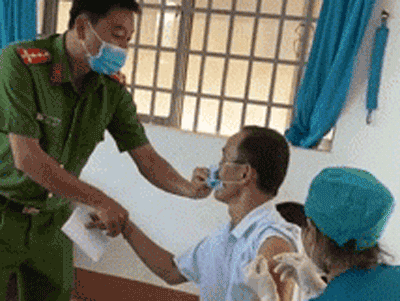 Chiến sĩ công an nắm tay 'thân mật' người đàn ông ở điểm tiêm, ánh mắt trao nhau chiếm trọn chú ý