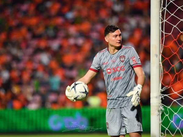 FIFA ra phán quyết vụ Muangthong United kiện Đặng Văn Lâm