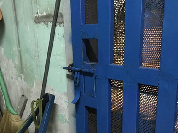 TP.HCM: Bé trai 2 tuổi bị đối tượng lạ mặt phá cửa vào nhà bế đi, bà ngoại cứu cháu bị tấn công