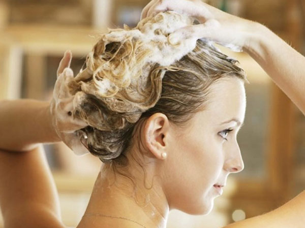 7 lý do khiến mái tóc bạn khô xơ quanh năm chứ không riêng gì mùa hanh khô