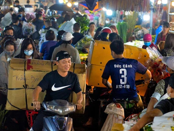 Chợ hoa lớn nhất Hà Nội ngày 20/10: Người dân ùn ùn đi mua hoa khiến cả đoạn đường ùn tắc dài trong đêm