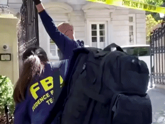 'Bạn thân' ông Putin bị FBI lục soát nhà hơn 10 tiếng ròng rã: Nhiều hộp 'bí ẩn' bị tịch thu