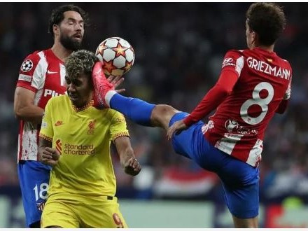 Cận cảnh 2 tình huống ‘tung kungfu’ của Ibrahimovic và Griezmann