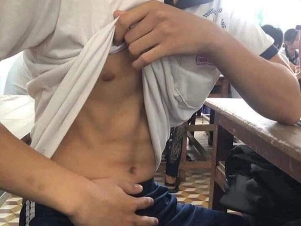 Nam sinh đến lớp vạch áo lên cho bạn cùng bàn xem mà thở không nổi: Ối giời ơi, gì mà 'mlem' thế này!