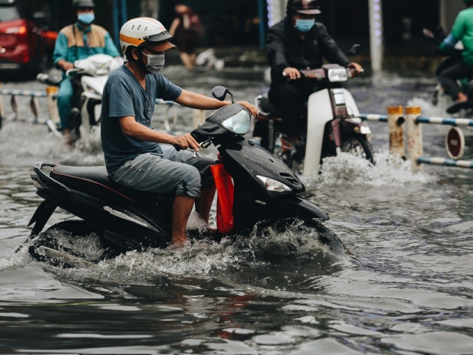 Ảnh: Hàng loạt tuyến đường Sài Gòn ngập nặng sau cơn mưa 30 phút, người dân bì bõm đẩy xe về nhà