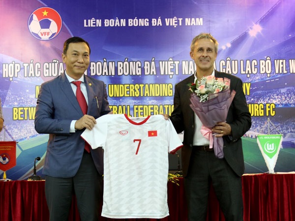 VFF thảo luận với giải bóng đá hàng đầu châu Âu về hợp tác phát triển bóng đá Việt Nam