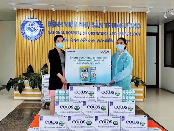 Vinamilk trao tặng 50.000 sản phẩm ColosGold cho con em y bác sĩ tuyến đầu