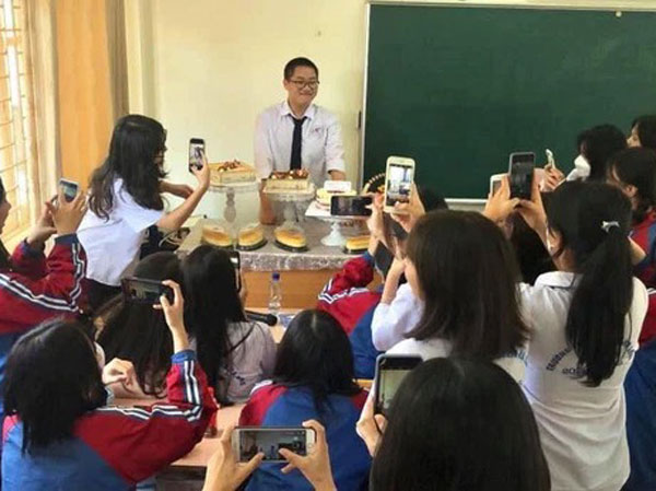 Khoảnh khắc éo le nhất 20/10: Nam sinh bỗng được cả hội chị em vây quanh chụp ảnh, nghe lý do xong mà phát ghen