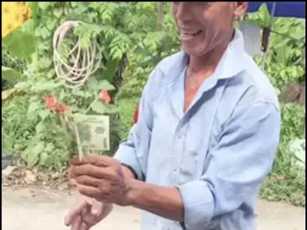 Người đàn ông cầm 'hoa tiền' tặng vợ cũng không 'choáng' bằng thái độ của con gái kề bên!