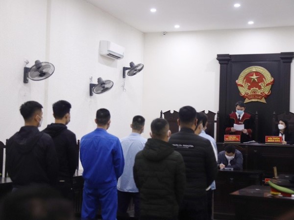 Cựu trung tá công an thuê đàn em tạt axit, nước sôi vào 2 thuộc cấp