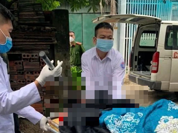 Nam thanh niên được đưa đi cấp cứu trong tình trạng dao vẫn dính trên đầu