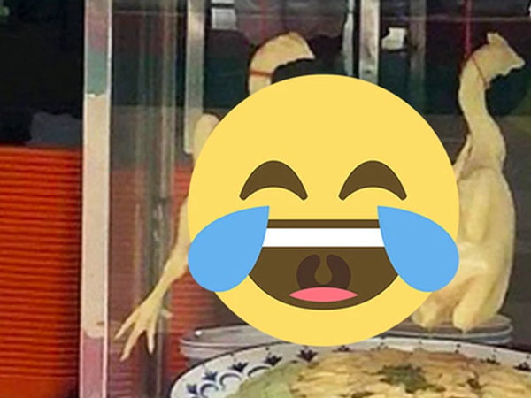 Đi mua gà luộc, anh chàng mém xỉu khi nhìn vào tư thế con gà đang treo trong tủ kính, dân mạng phán 1 câu chắc nịch