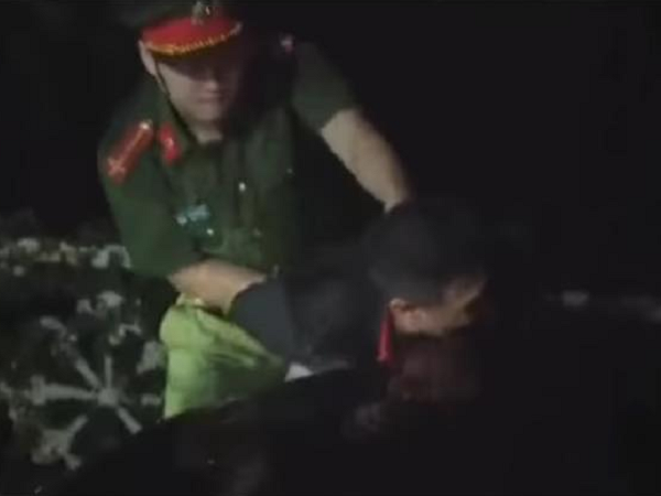 Hương vị tình thân rò rỉ clip kịch tính gây xôn xao MXH: Nam giải cứu Thy suýt chết cháy, lão Tấn bị bắt khi định ôm tiền bỏ trốn
