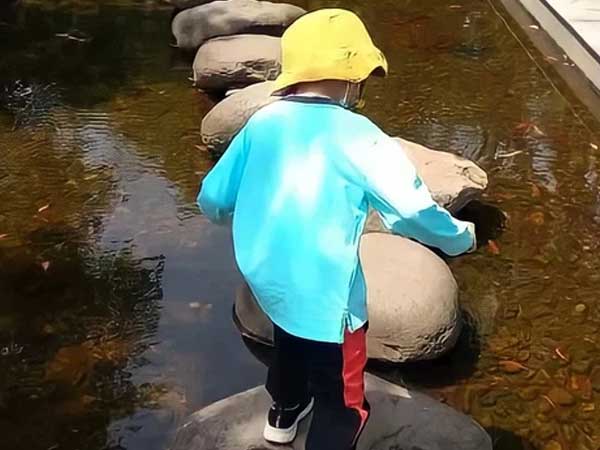 Bé trai 4 tuổi bị lạm dụng tình dục ở trường mẫu giáo trọng điểm, 'ông chú' lạ mặt trong lời kể của cậu bé khiến dư luận xứ Trung bàng hoàng