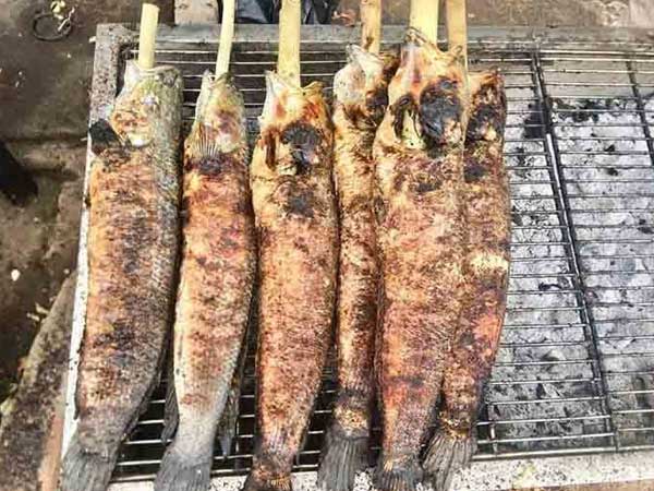 Món ăn vỉa hè nhiều người mê, tiểu thương ngày bán vài trăm con