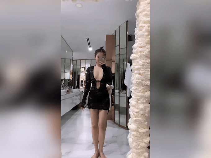 Ngọc Trinh khoe dáng trong chiếc váy hở toang vòng 1, dân tình hết hồn vì sợ 'lộ hàng'