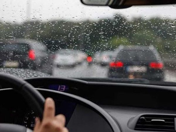 Sáu nguyên tắc lái xe dưới trời mưa của các 'tài già'