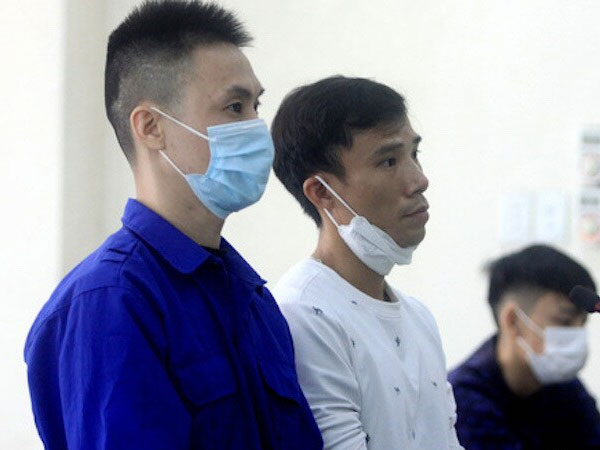 Tranh giành đón khách, nổ súng bắn đạn găm chi chít vào người đối thủ