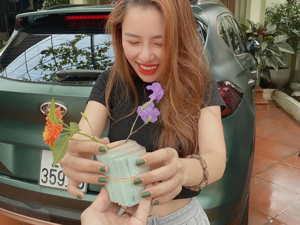 Chồng tuyên bố 20/10 chỉ tặng món quà đơn sơ 'của nhà trồng được' nhưng cái kết khiến vợ cười tít mắt