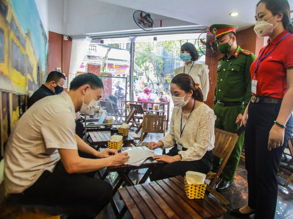 Hà Nội xử phạt cơ sở kinh doanh chưa thực hiện quy định quét mã QR