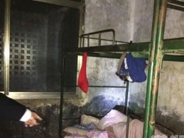 Bé trai 9 tuổi treo cổ tử vong bằng khăn quàng đỏ trên giường tầng, cái chết khó tin mang đến nỗi ám ảnh xót xa