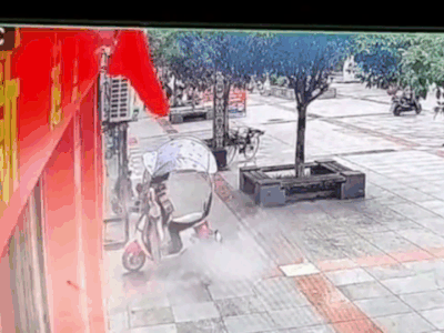 Video: Xe tay ga đang đỗ trên vỉa hè bất ngờ bốc cháy ngùn ngụt