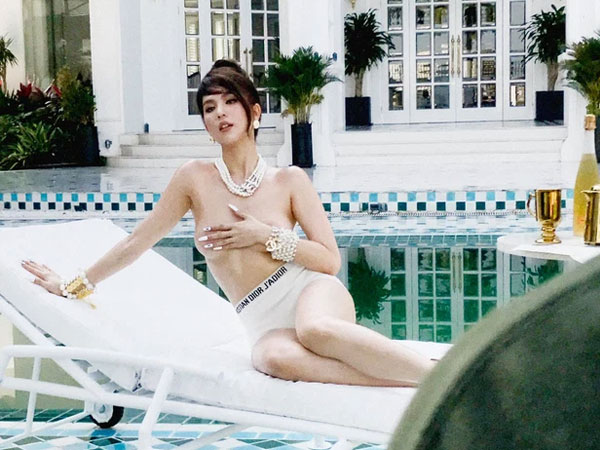 Ngọc Trinh khoe loạt ảnh bán nude, chỉ dùng tay che chắn ngực trần khiến dân tình 'xịt máu mũi'