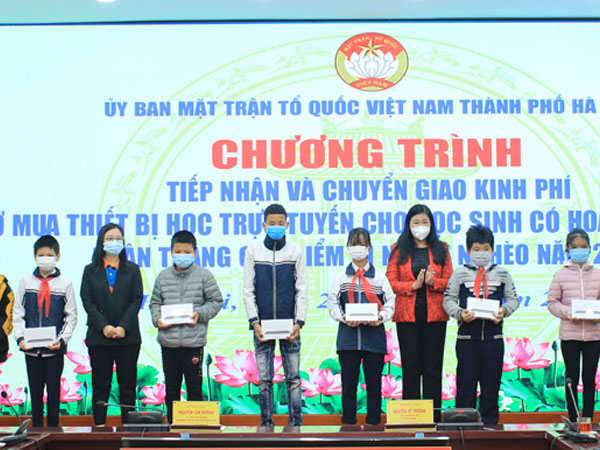 Tiếp nhận và chuyển giao kinh phí hỗ trợ mua thiết bị học trực tuyến cho học sinh khó khăn