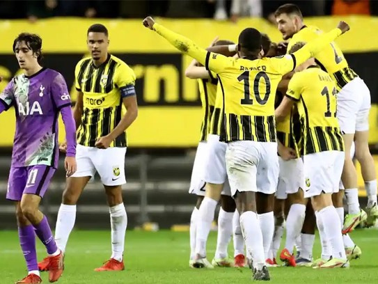 Gục ngã trước siêu phẩm, Tottenham nguy cơ sớm chia tay Conference League