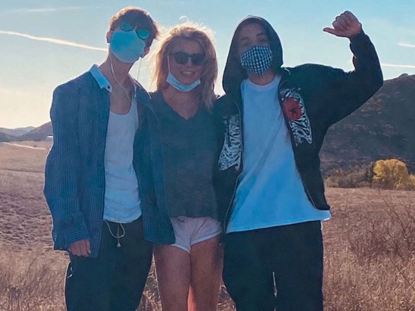 Britney Spears 'giật mình' khi hai con lớn nhanh
