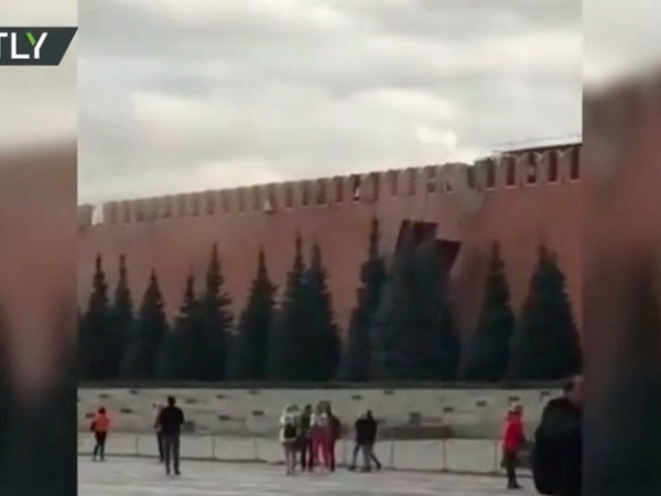 Gió lớn gây hỗn loạn ở Moscow, gây hư hại tường Điện Kremlin