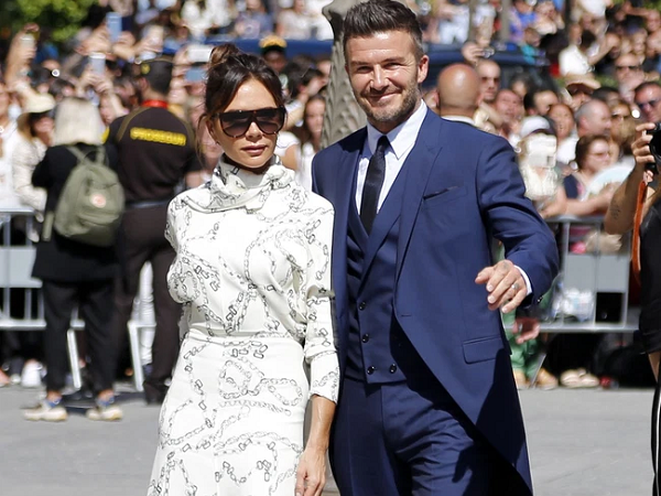 Phải công nhận Victoria Beckham diện váy dáng dài đỉnh của đỉnh!