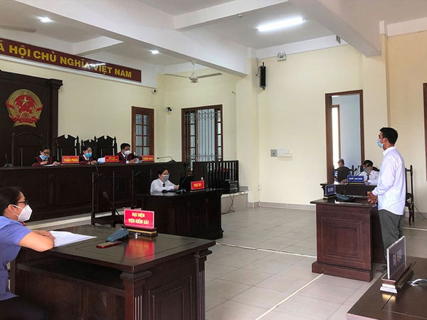 Chặt 12 cây sầu riêng để… níu kéo vợ