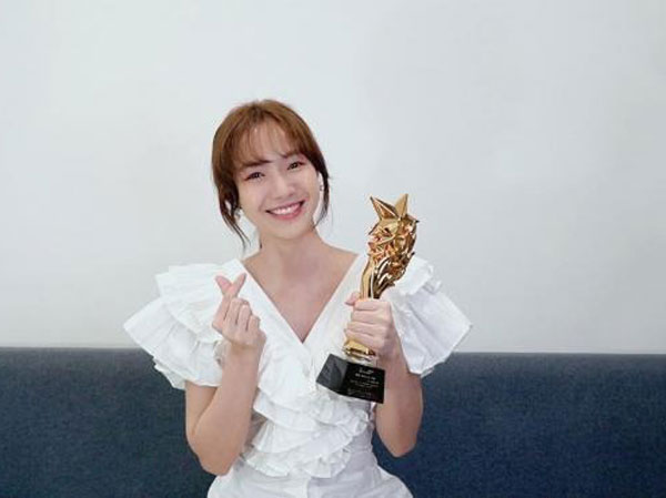 Jang Mi nhận giải 'Nữ ca sĩ quốc tế xuất sắc' tại World Star Awards 2021
