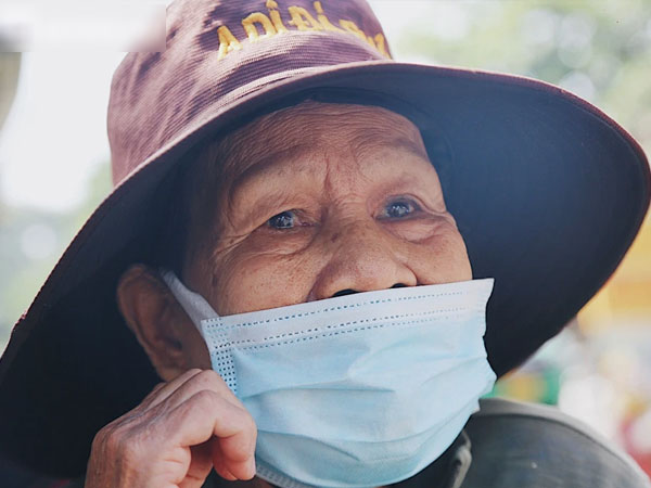 Người bán vé số bật khóc khi lại được mưu sinh sau 4 tháng ở nhà: 'Ngoại không sợ đói nữa rồi con ơi'