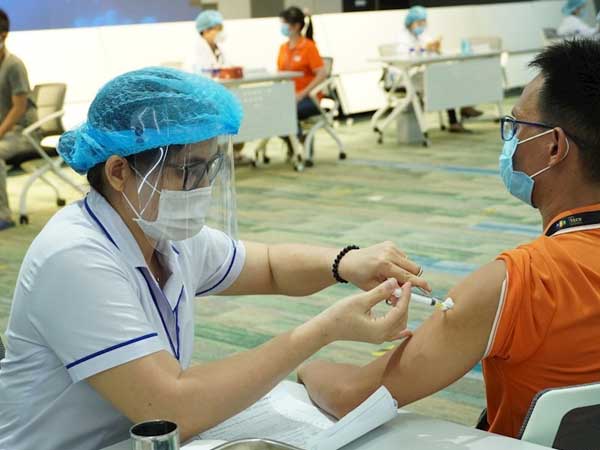 Người lao động được tiêm vắc xin, ở trọ, xét nghiệm... miễn phí khi trở lại TPHCM
