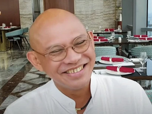'Ông trùm' Điền Quân gây tranh cãi dữ dội vì dẫn 3 cô thư ký lên Landmark 81 ăn chung 1 tô phở, cười nói vô tư ở không gian sang trọng?