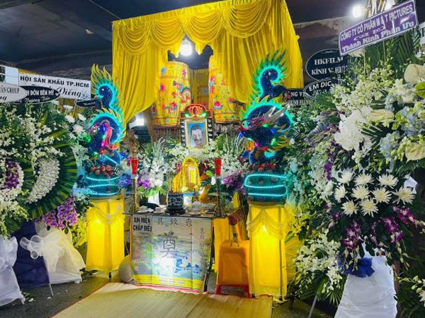 Tang lễ của đạo diễn Trần Cảnh Đôn: Bà xã gắng gượng tiếp đón đồng nghiệp, hai con buồn bã đáp lễ mọi người