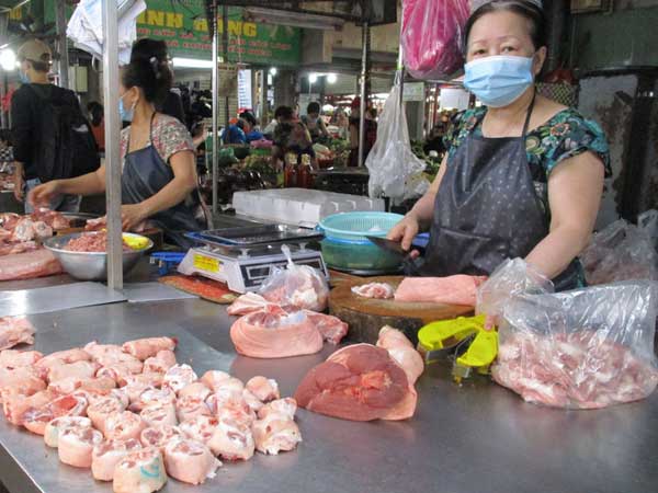 Giá heo hơi xuống đáy, giá thịt heo 'trên trời'