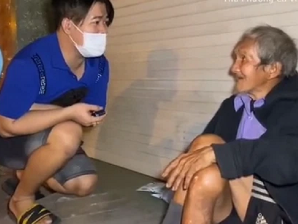 Xin 10 nghìn đổ xăng để thử lòng vợ chồng ve chai, thanh niên nhận câu trả lời đầy xót xa