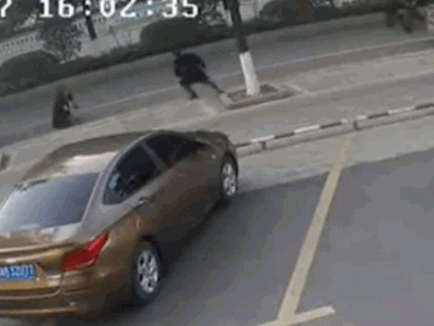 Video: Cướp ví ngay trước mặt cảnh sát, người đàn ông nhận kết đắng