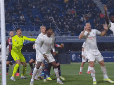 Ibrahimovic lần đầu tiên phản lưới nhà trong sự nghiệp