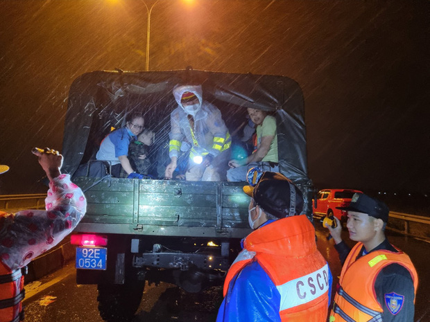 CSGT Quảng Nam 'giải cứu' hàng chục người, bao gồm nhiều trẻ em kẹt giữa dòng nước lũ